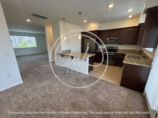 Building Photo - Beatiful Townhome off of Truckee River