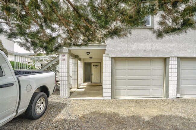 Building Photo - 2 bedroom, 2 bath condo near the airport