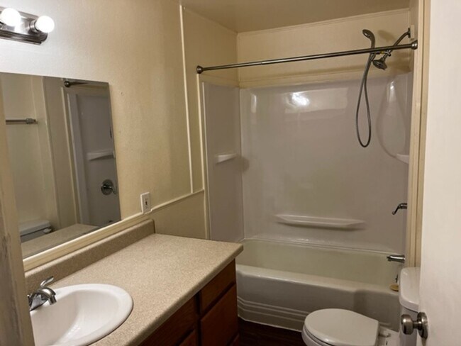 Building Photo - BG40-10