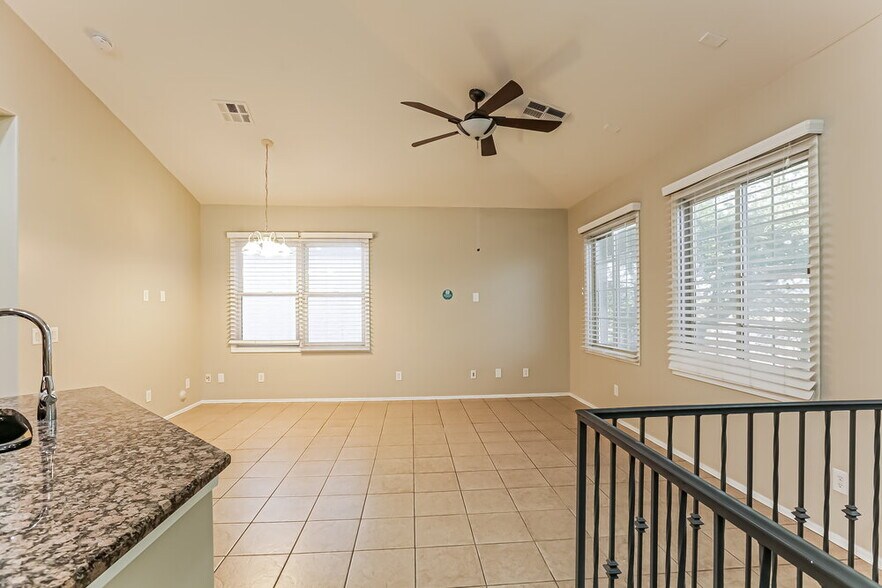 Building Photo - 2121 E Huntington Dr