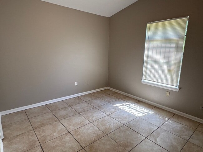 Building Photo - Newly Listed Home in Oakhaven