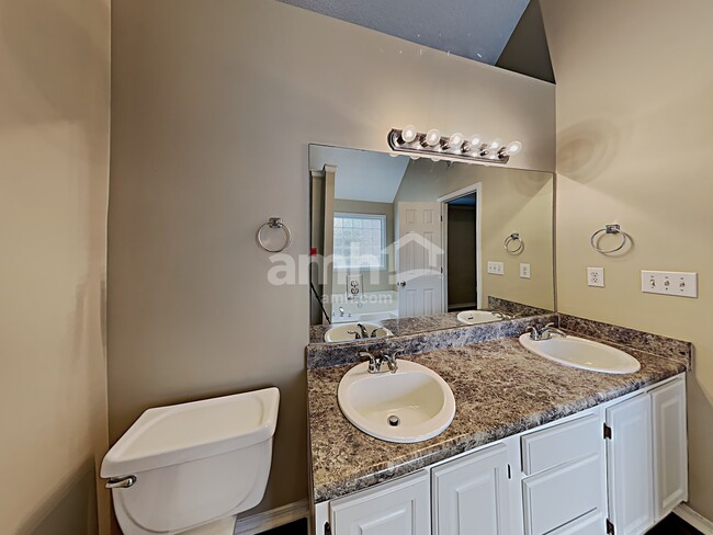 Building Photo - 910 Castlerock Way