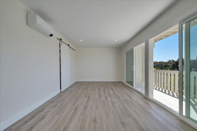 Building Photo - 745 Domingo Dr