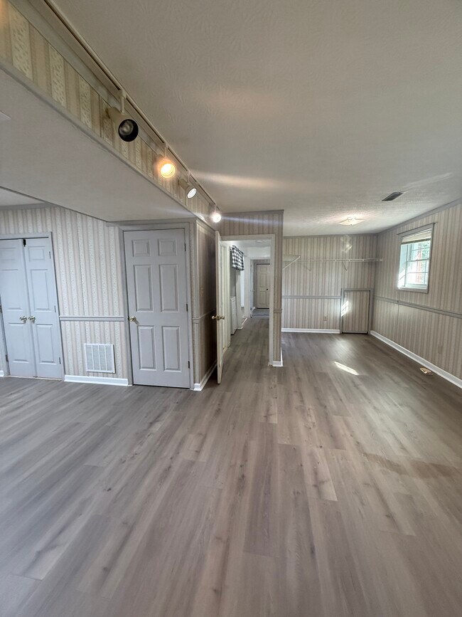 Building Photo - 2 Bedrooms House, Rockingham County
