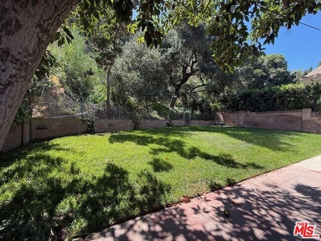 Building Photo - 2515 Canyon Dr