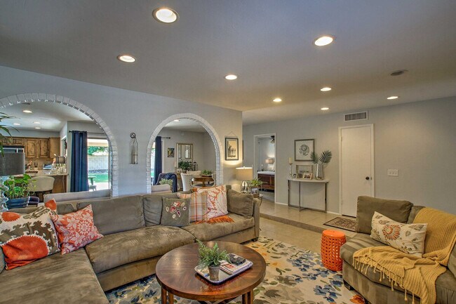 Building Photo - 8109 East Vía Sonrisa-SI ID1385972P