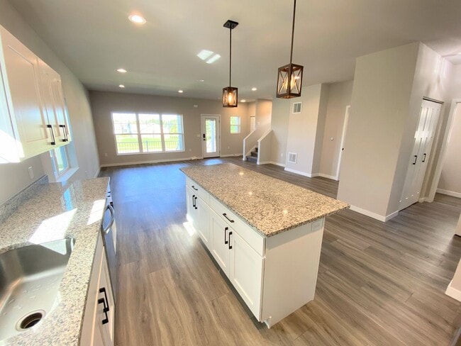 Building Photo - 4 bed, 3.5 Bath Single Family Home (Middle...