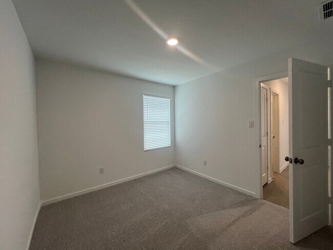 Building Photo - Great New Construction 3/2 Home In Waters Edge
