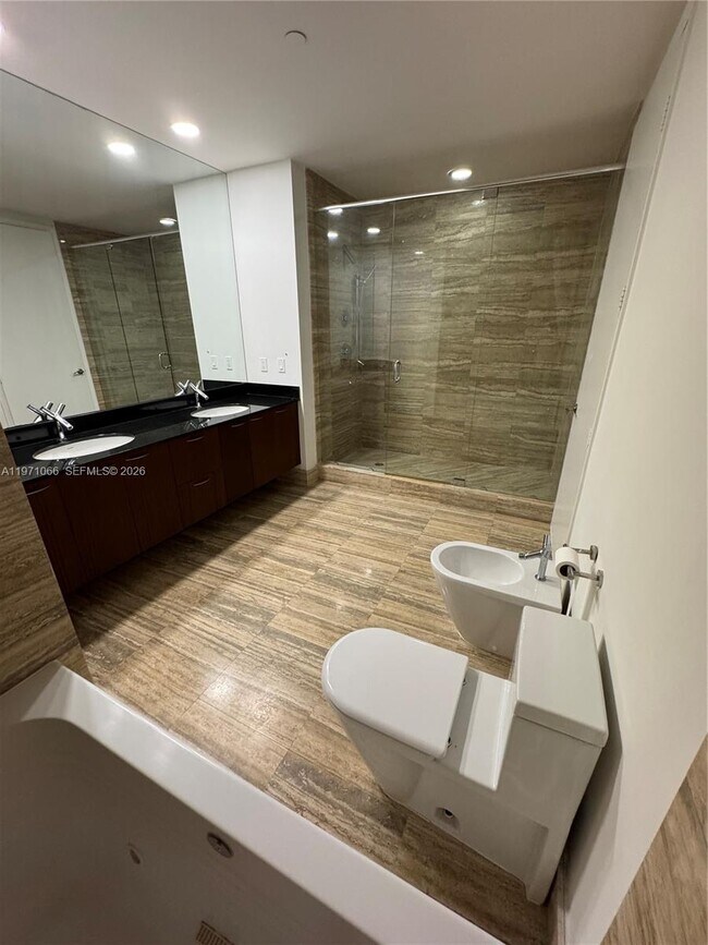 Building Photo - 15901 Collins Ave