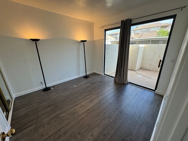 Building Photo - Recently updated condo with gym, pool, and...