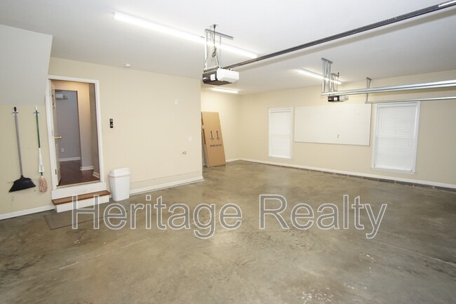 Building Photo - 11100 Autumn Hollow Ln