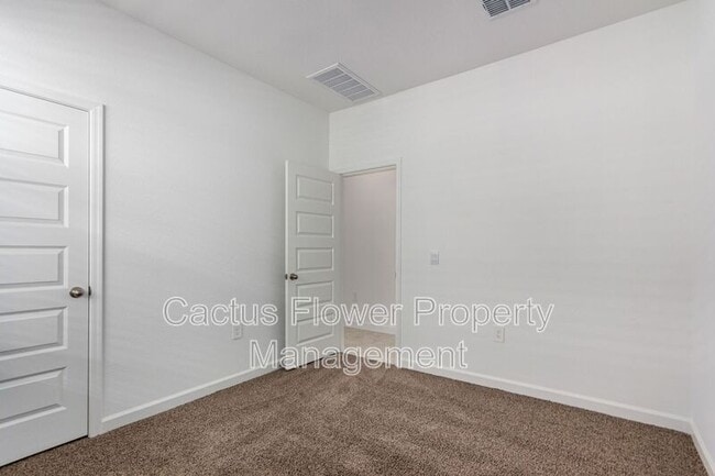 Building Photo - 2037 W Shelly Ave