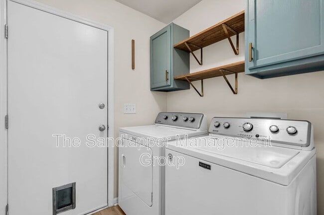 Building Photo - 18 Paddlecreek Ave