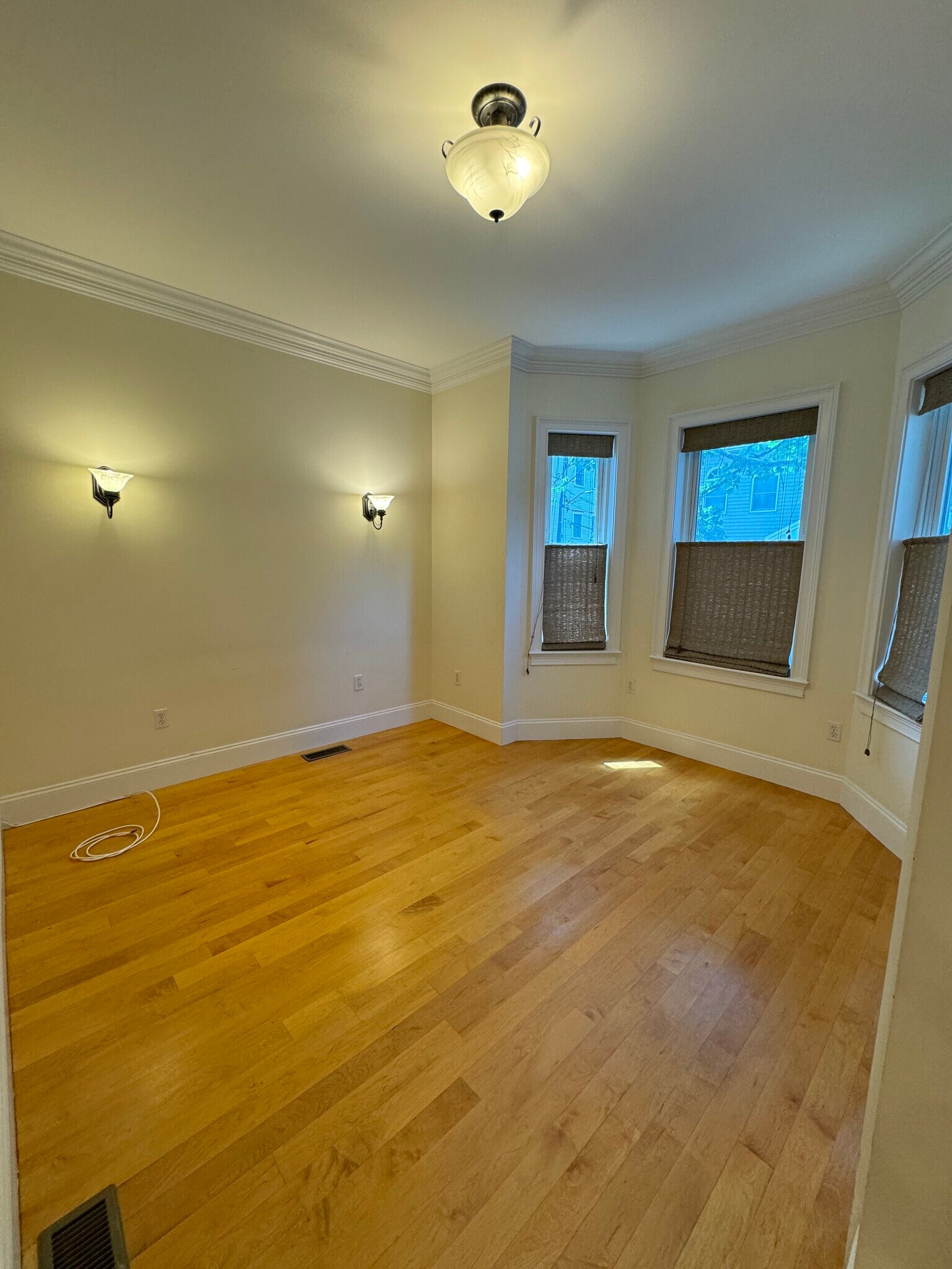 Building Photo - 152 H St