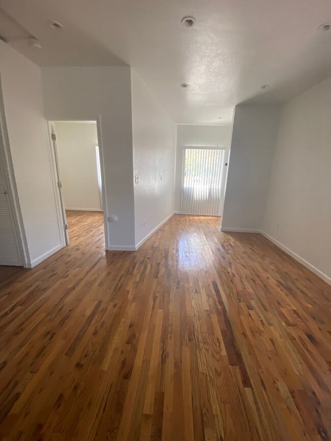 Building Photo - R311