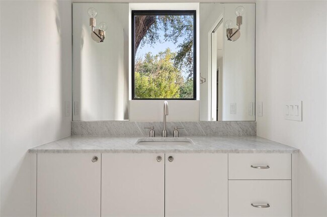 Building Photo - 2704 Mountain Laurel Dr