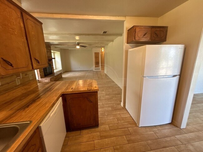 Building Photo - 2401 Mather Dr