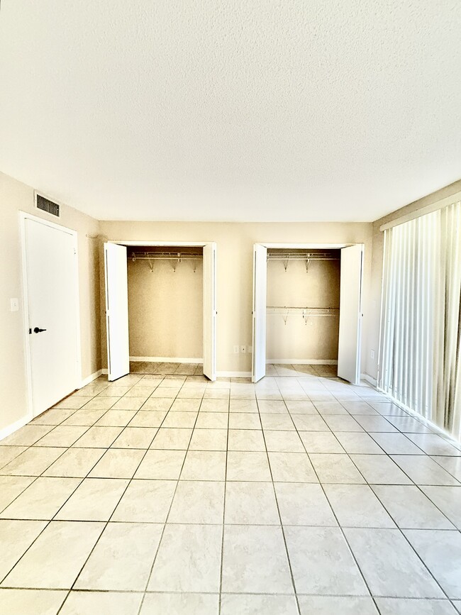 Building Photo - 2699 Seville Blvd