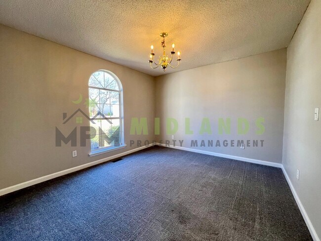 Building Photo - 5 Bridle Path Court