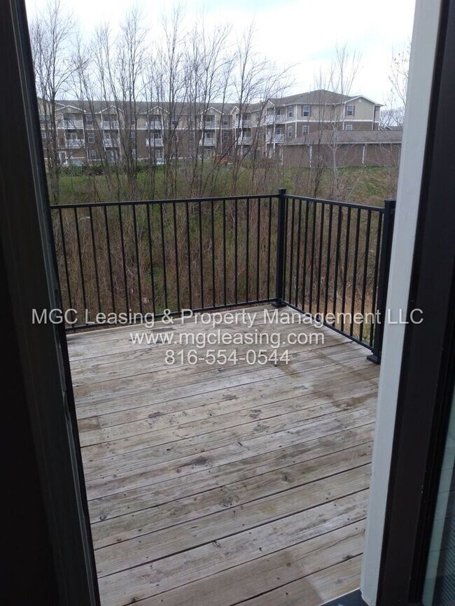 Building Photo - Beautiful Serrano Townhome with Walk-out Basement