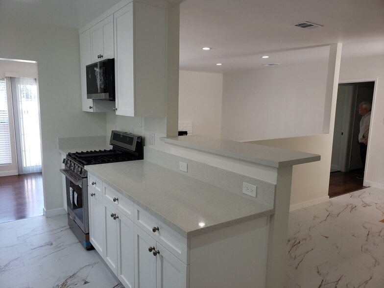 Building Photo - 302 N Ventura St