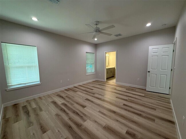 Building Photo - 817 5th