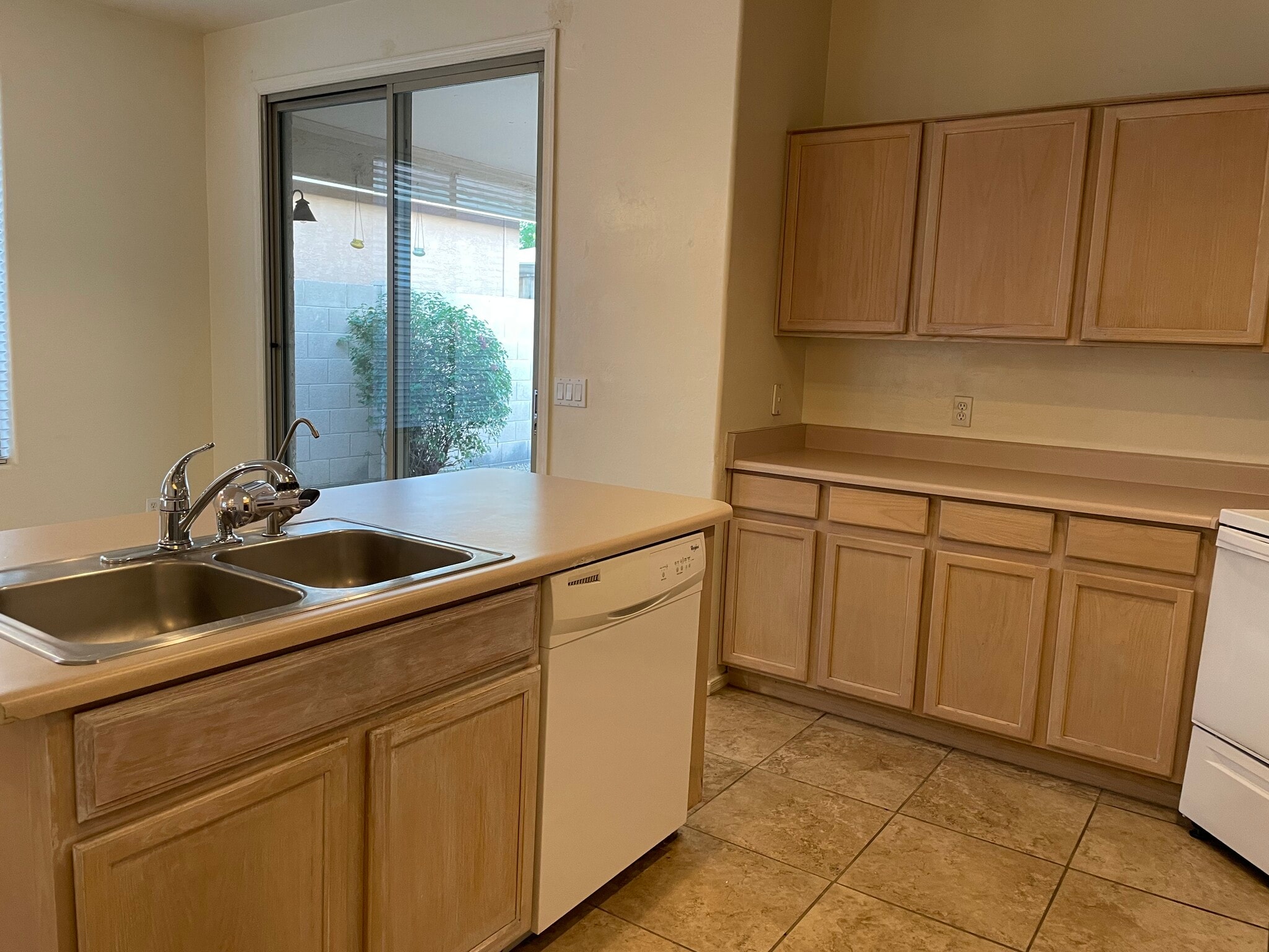 Building Photo - 1079 E Susan Ln