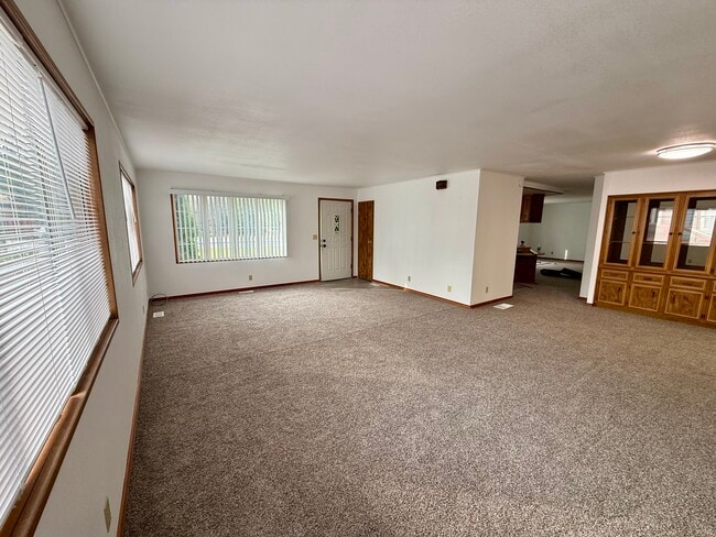 Building Photo - 625 S Evergreen Rd