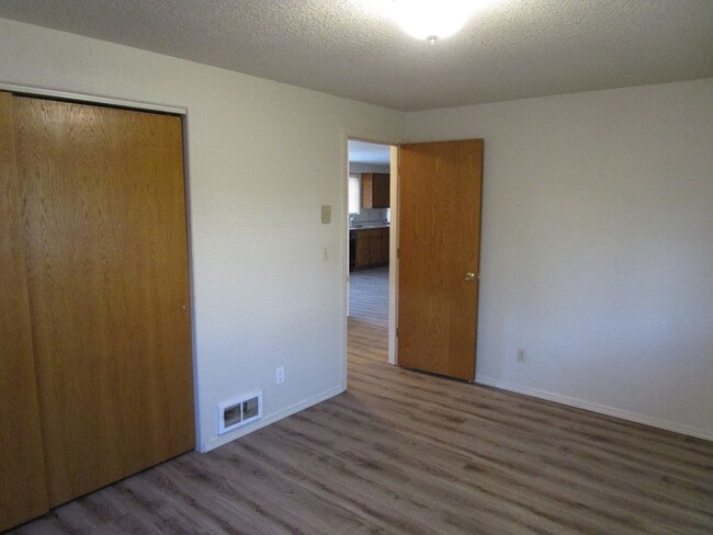 Building Photo - 2 Bedroom Duplex Near Library - Water/Sewe...