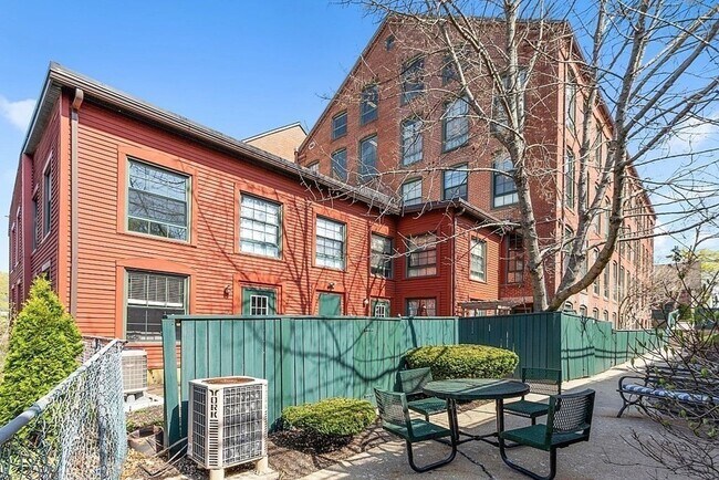 Building Photo - 14 Sanford St