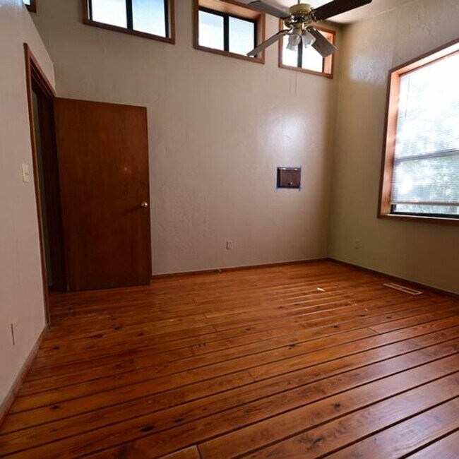 Building Photo - (4) Bed/(2) Bath SE Norman! Country Living!