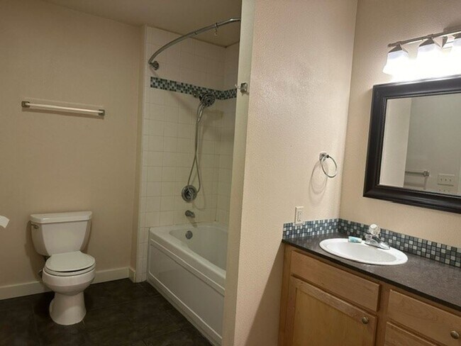 Building Photo - AVAILABLE NOW: 2 bdrm/1 bath House