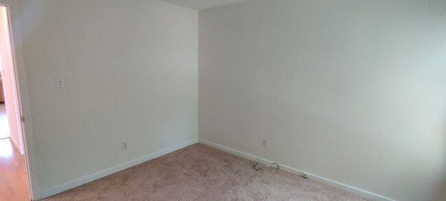 Building Photo - 3 bedroom home with fenced rear yard