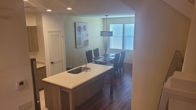 Building Photo - 1175-D