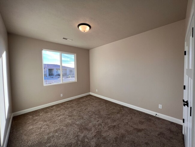 Building Photo - Newer home in Sky Ridge