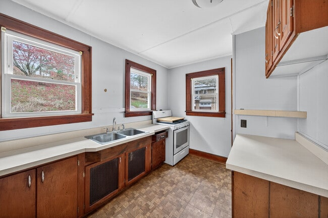 Building Photo - 20 Evergreen Ln