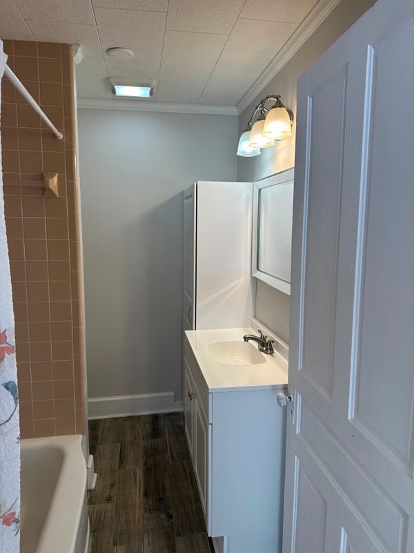 Building Photo - 110 S Valley St