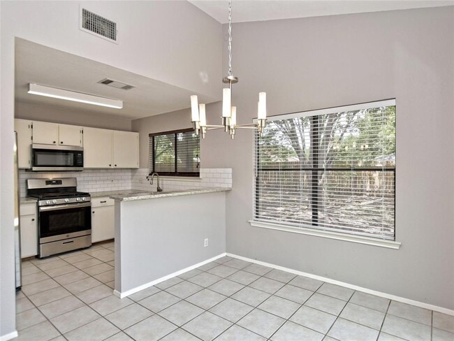 Building Photo - 813 Primrose Ln