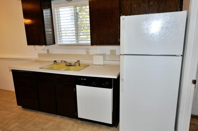 Building Photo - Downstairs unit 2 bed 1 bath