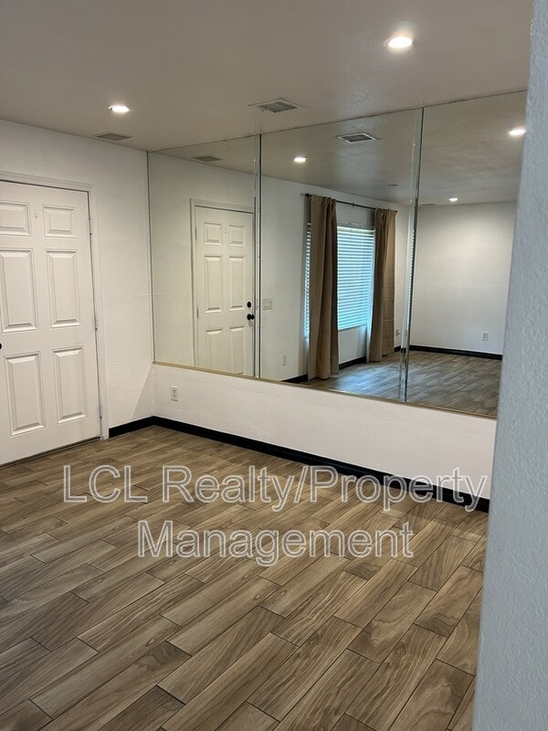 Building Photo - 1077 S Santo Antonio Dr