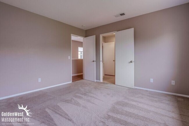 Building Photo - Stunning  5Bdm 3.5Ba  Home with Private Backyard in Prime Location of Oceanside!