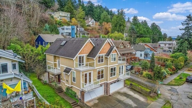 Building Photo - Quintessential West Seattle Townhome with Air Conditioning