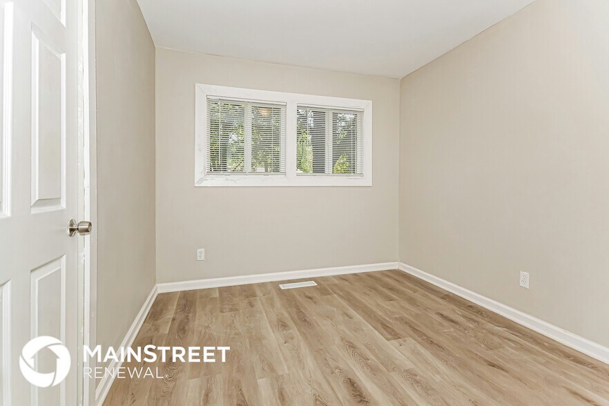 Building Photo - 2813 Falcon Dr