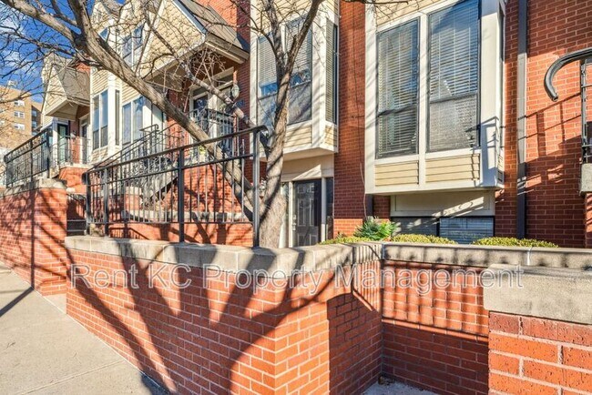 Building Photo - 530 W 10th St