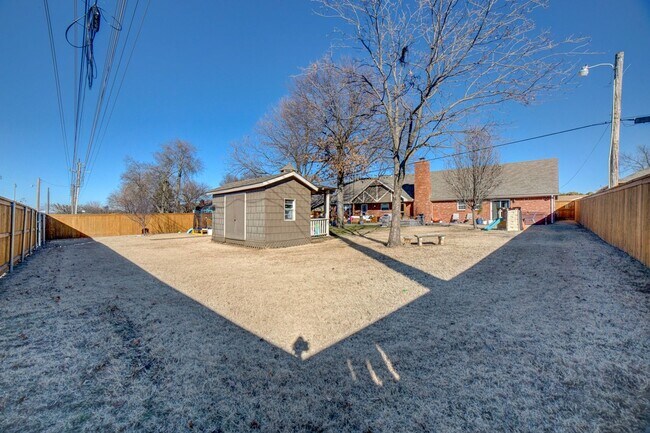 Building Photo - Available mid-August! Amazing mid-town gem...