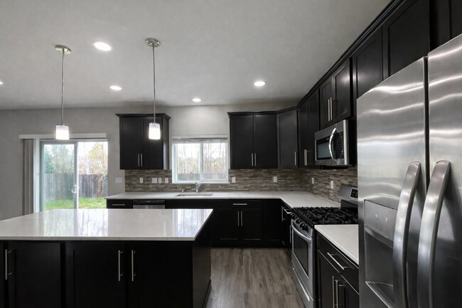 Building Photo - Spacious 4-Bedroom Home with Balcony and Fenced Yard in Marysville