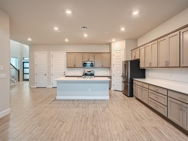 Building Photo - 2800 Sebring Cir