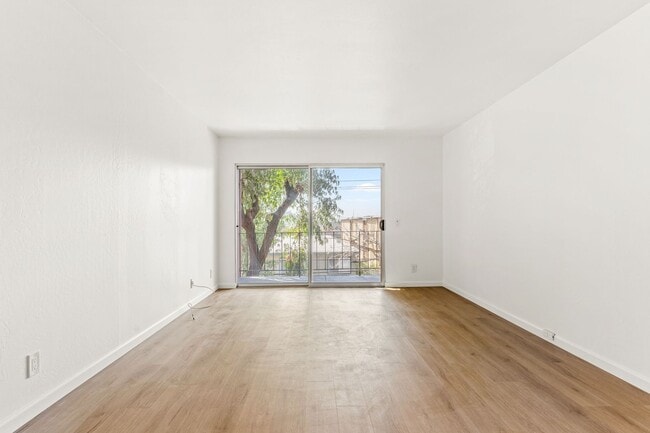Building Photo - Modern 1-Bed w/ Balcony & Views Near Piedmont