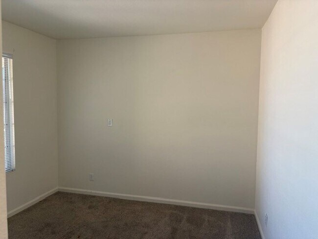 Building Photo - 4 Bedroom/2 Bath Home in the Northwest - $2395 Per Month!