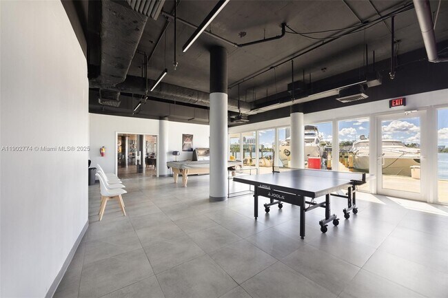 Building Photo - 900 Bay Dr